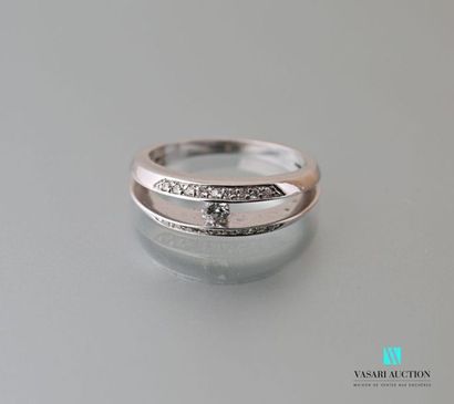 null Ring in 750 thousandths white gold formed of two rings retaining in the center...