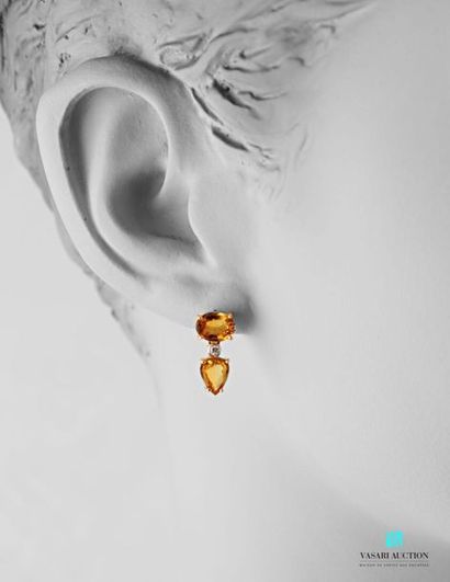 null Paire de pendants d'oreilles en or jaune 750 millièmes sertis d'une citrine...