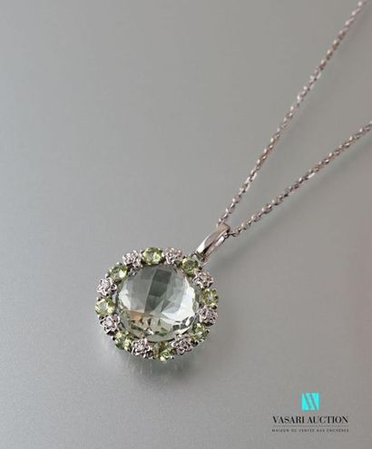 null The pendant and its chain with chainmail forçcat, the pendant of round shape...
