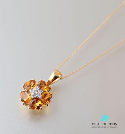 null Pendant and its chain in 750 thousandths yellow gold, the flower-shaped pendant...