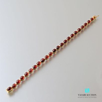 null Gilt red line bracelet set with garnet cabochon, clasp with a safety
clasp with...