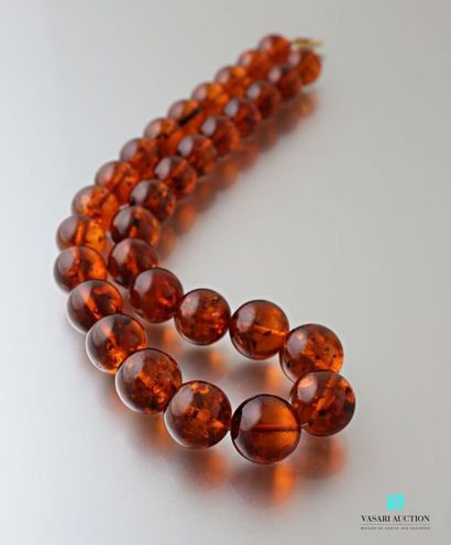 null Necklace decorated with falling amber pearls, the clasp snap hook in vermeil...
