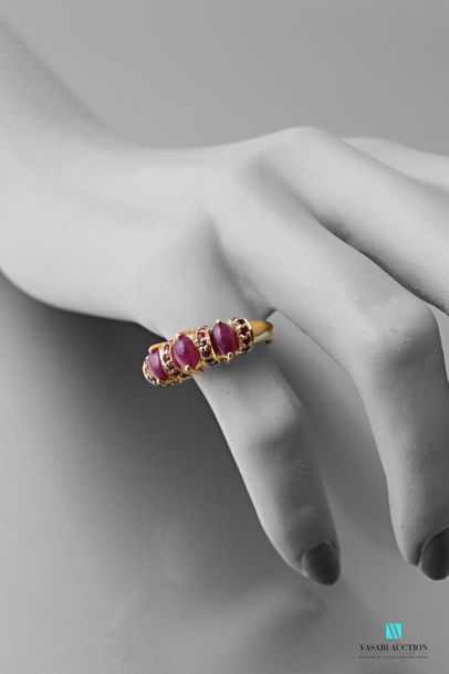 null Vermeil rush ring set with three alternating ruby cabochons of round ruby line.
Gross...