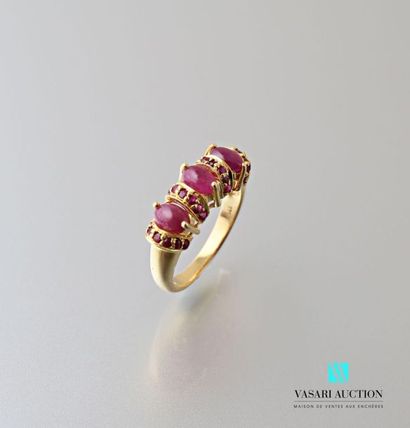 null Vermeil rush ring set with three alternating ruby cabochons of round ruby line.
Gross...