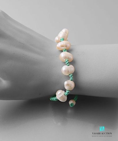 null Bracelet sur coton vert clair orné de perles blanches