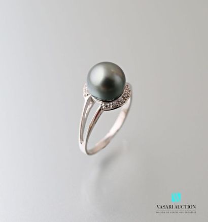 null 925 sterling silver ring centered on an 8 mm Tahitian cultured pearl hemmed...