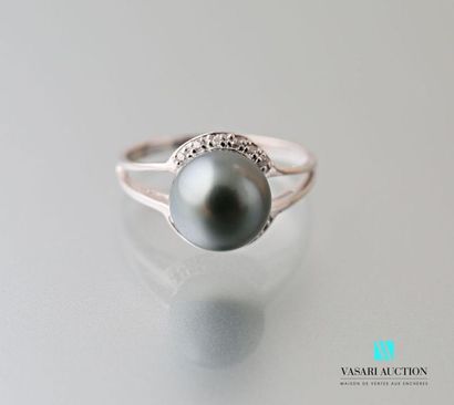 null 925 sterling silver ring centered on an 8 mm Tahitian cultured pearl hemmed...