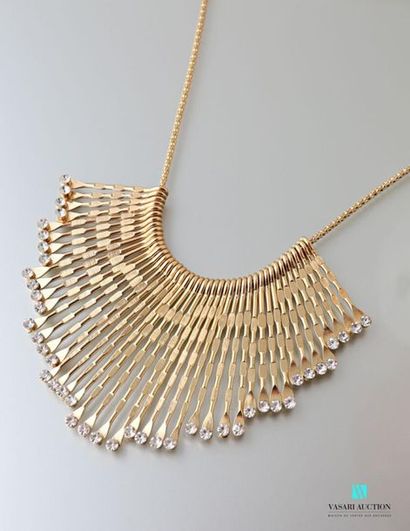 null Gold plated metal necklace decorated with falling twigs ending in rhinestones.
Int....