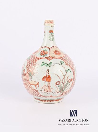null CHINE
Vase de forme ovoïde à petit col en porcelaine blanche à décor polychrome...