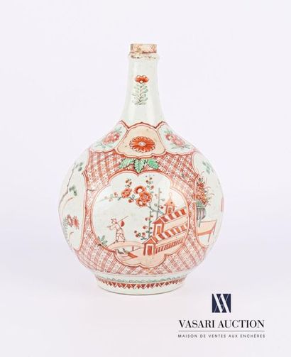 null CHINE
Vase de forme ovoïde à petit col en porcelaine blanche à décor polychrome...