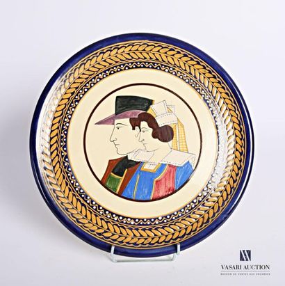 null HB Quimper
Earthenware plate featuring a couple of bretons
20th century
Diameter...