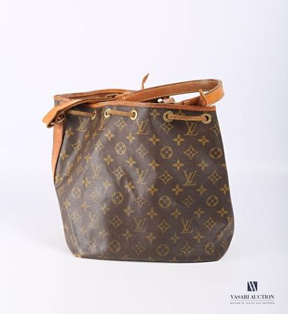 null LOUIS VUITTON
Bag "Petit Noé" in monogrammed
coated canvas (wear and dirt)
Top....