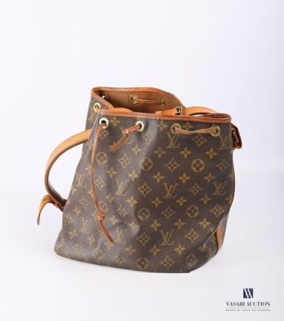null LOUIS VUITTON
Bag "Petit Noé" in monogrammed
coated canvas (wear and dirt)
Top....