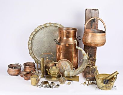 null Lot in copper, brass or metal comprising a cauldron and its wooden support with...
