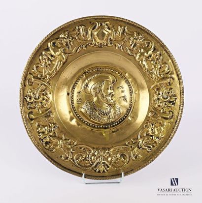null Tondo shaped dish in gilded and repoussé brass, the basin decorated with a profile...