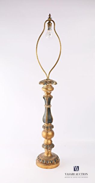 null Moulded and carved gilded wood lamp base with black patina, it rests on a base...