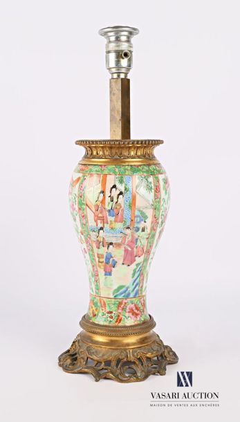 null CHINA - CANTON
Lamp base in the form of a baluster with enamelled decoration...