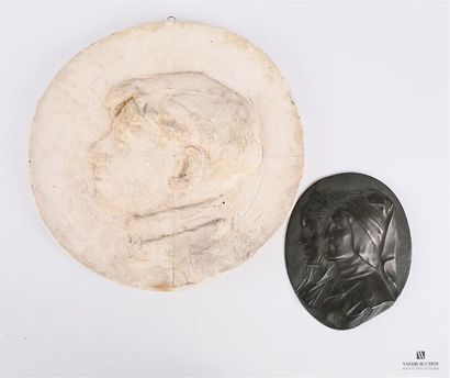 null Set of two medallions including :
Plaster medallion representing a profile of...
