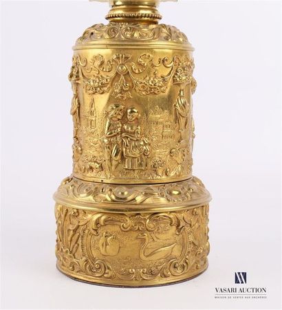 null Oil lamp in repoussé brass, the base decorated with eventful reserves decorated...