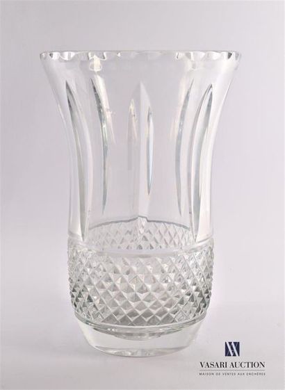 null Glass vase decorated with split leaves and diamond 
points (grit)
Top. : 30...