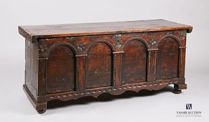 null Moulded and carved rectangular wooden chest, the facade is decorated with arches...