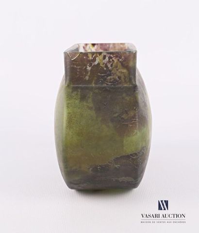 null DAUM Nancy
Vase de forme oblongue à col droit en vert marmoréen vert et marron.
Signé...