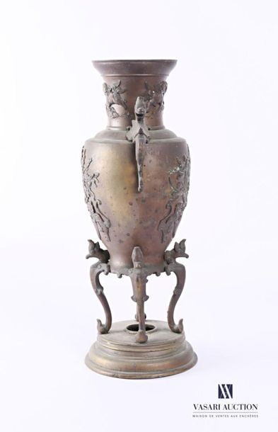 null JAPAN
Bronze vase of baluster form presenting on the belly a basket decorated...