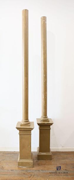 null Paire de colonnes en bois laqué marron posant sur un socle gaine mouluré à sections...