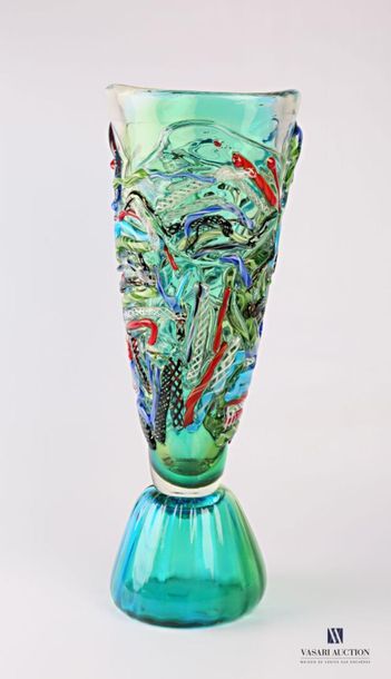 null Vase en verre de Murano de forme tronconique posant sur une large base légèrement...