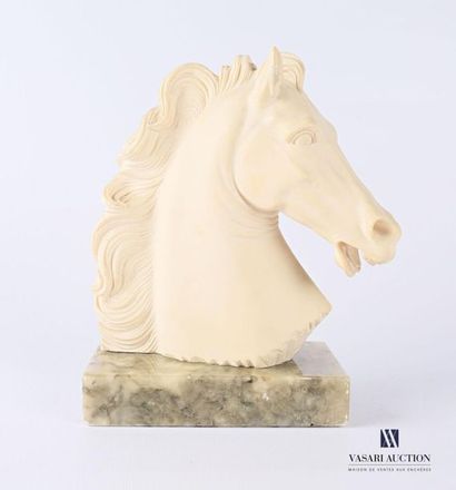 null Italian school of the XXth century
Horse
's head Resin on marble base
Signed...