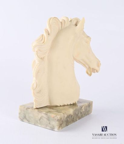 null Italian school of the XXth century
Horse
's head Resin on marble base
Signed...