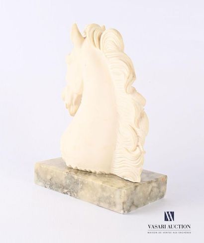 null Ecole italienne du XXème siècle
Tête de cheval 
Résine sur socle en marbre
Signée...