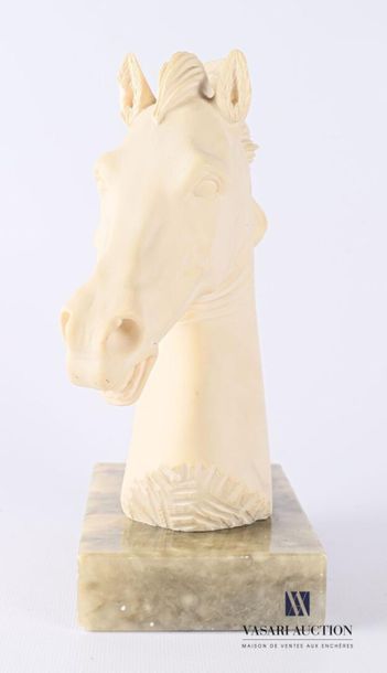 null Italian school of the XXth century
Horse
's head Resin on marble base
Signed...