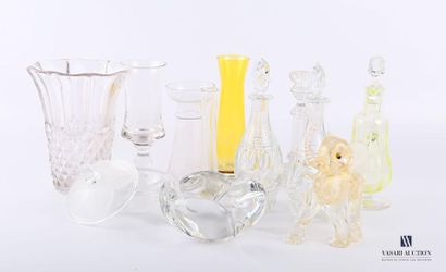 null Lot in glass and crystal including a moulded crystal ashtray decorated with...