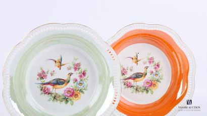 null Paire de jattes en porcelaine, le bassin présentant des oiseaux et fleurs traités...