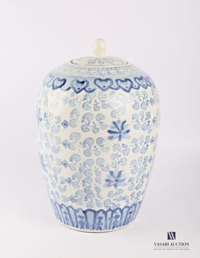 null CHINA
Covered oblong potice with blue-white decoration of flowers and foliage.
XXth...