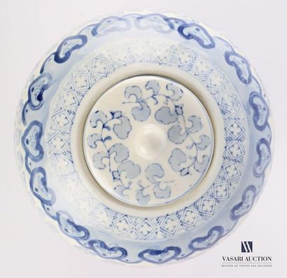 null CHINE
Potice couverte de forme oblongue à décor en bleu blanc de fleurs et feuillages.
XXème...