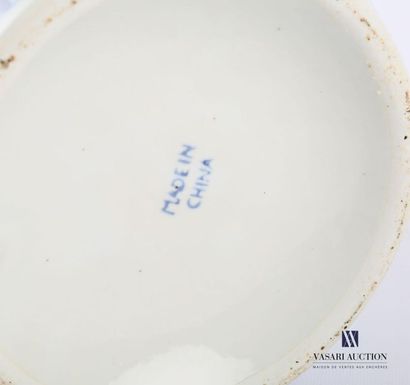 null CHINE
Potice couverte de forme oblongue à décor en bleu blanc de fleurs et feuillages.
XXème...