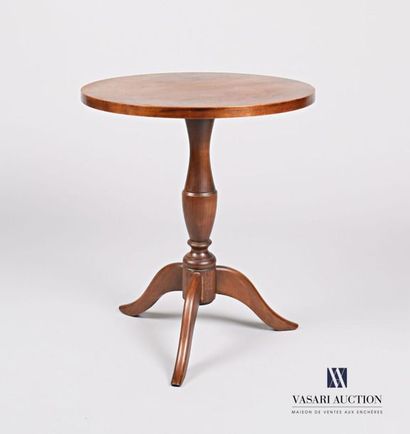  Pedestal table in stained natural wood, the round top rests on a baluster shaft...