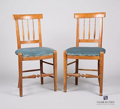 null Pair of chairs in natural wood, the openwork backrest decorated with three bars,...