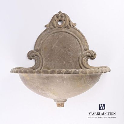 null Cast iron basin surmounted by an animated pediment adorned with foliage, the...