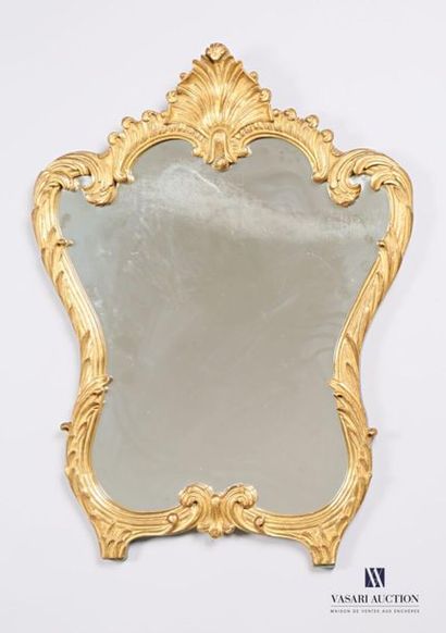 null Carved and gilded wood violin mirror with scrolling foliage decoration, it is...