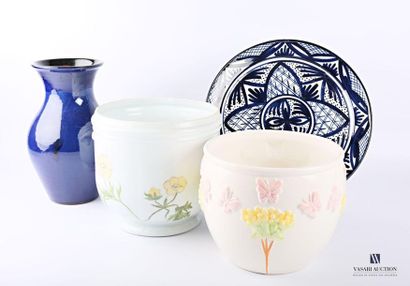 null Deux cache pots en céramique, l'un à décor de fleurs et papillons l'autre à...