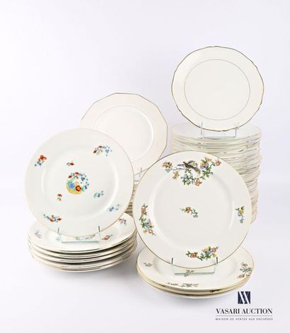 null LIMOGES 
Lot en porcelaine de quatre modèles différents comprenant six assiettes...