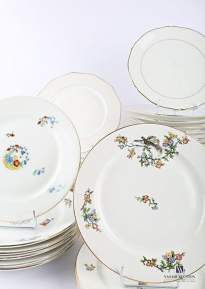 null LIMONS 
Porcelain set of four different models comprising six plates with decoration...