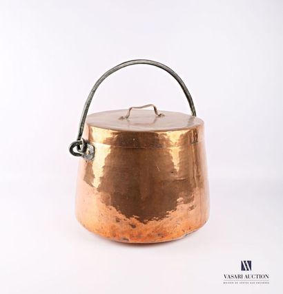 null Large covered copper cauldron, cast iron plug.
High. : 31 cm - Diameter : 40...