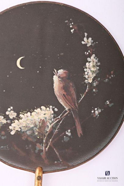 null Écran de forme ronde à décor peint sur tissu d'un oiseau branché sur une branche...
