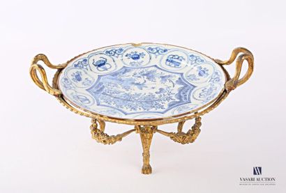 null Bowl decorated with a Delft earthenware plate decorated in the basin of insects...