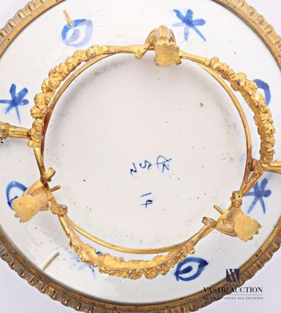 null Bowl decorated with a Delft earthenware plate decorated in the basin of insects...