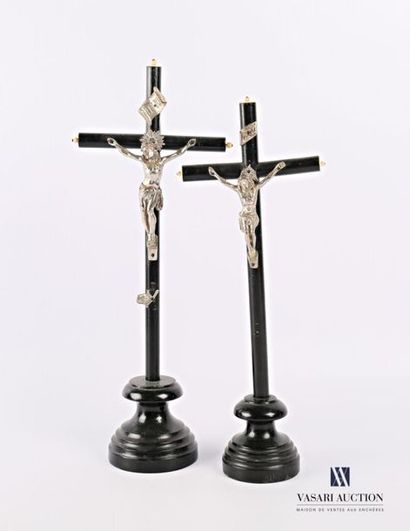 Deux crucifix en bois tourné et teinté, métal...